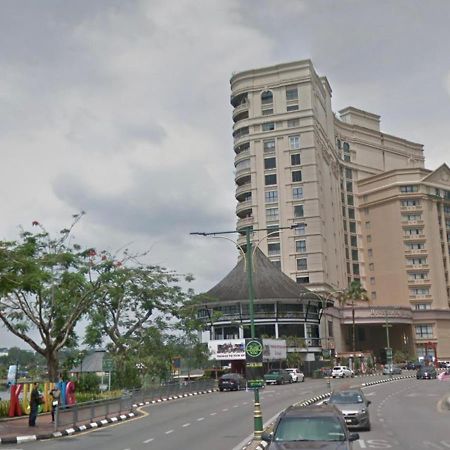 Riverbank Suites Waterfront Kuching Buitenkant foto