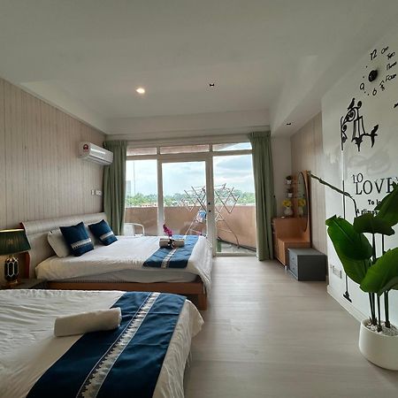Riverbank Suites Waterfront Kuching Buitenkant foto