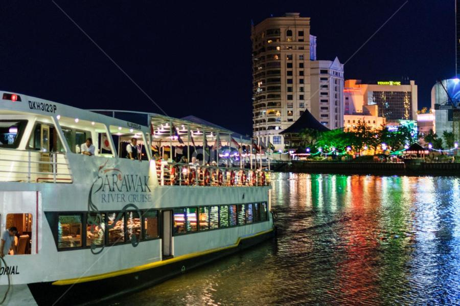 Riverbank Suites Waterfront Kuching Buitenkant foto
