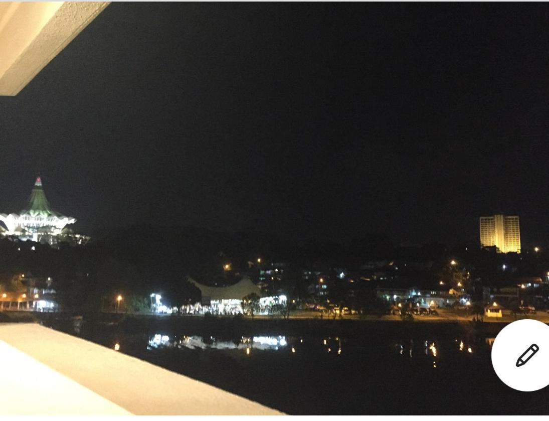 Riverbank Suites Waterfront Kuching Buitenkant foto
