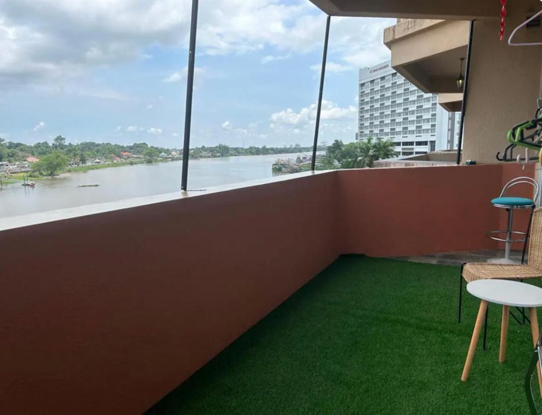 Riverbank Suites Waterfront Kuching Buitenkant foto