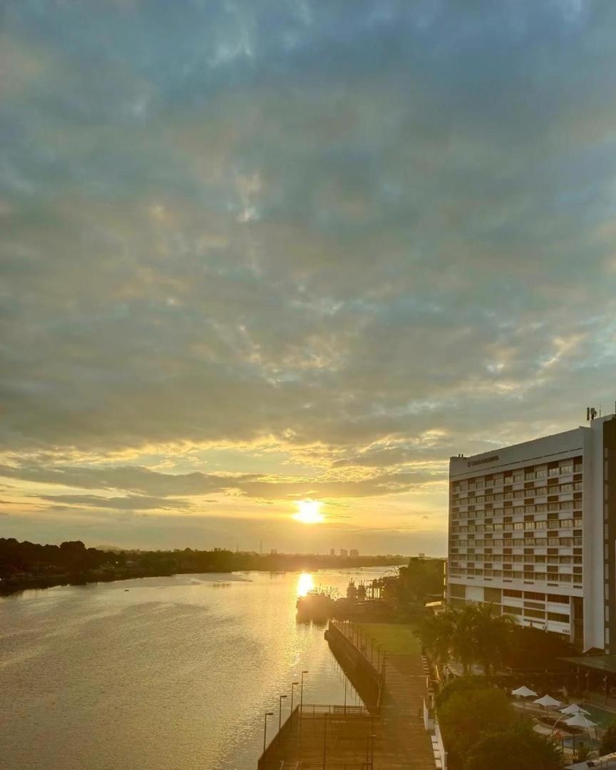 Riverbank Suites Waterfront Kuching Buitenkant foto