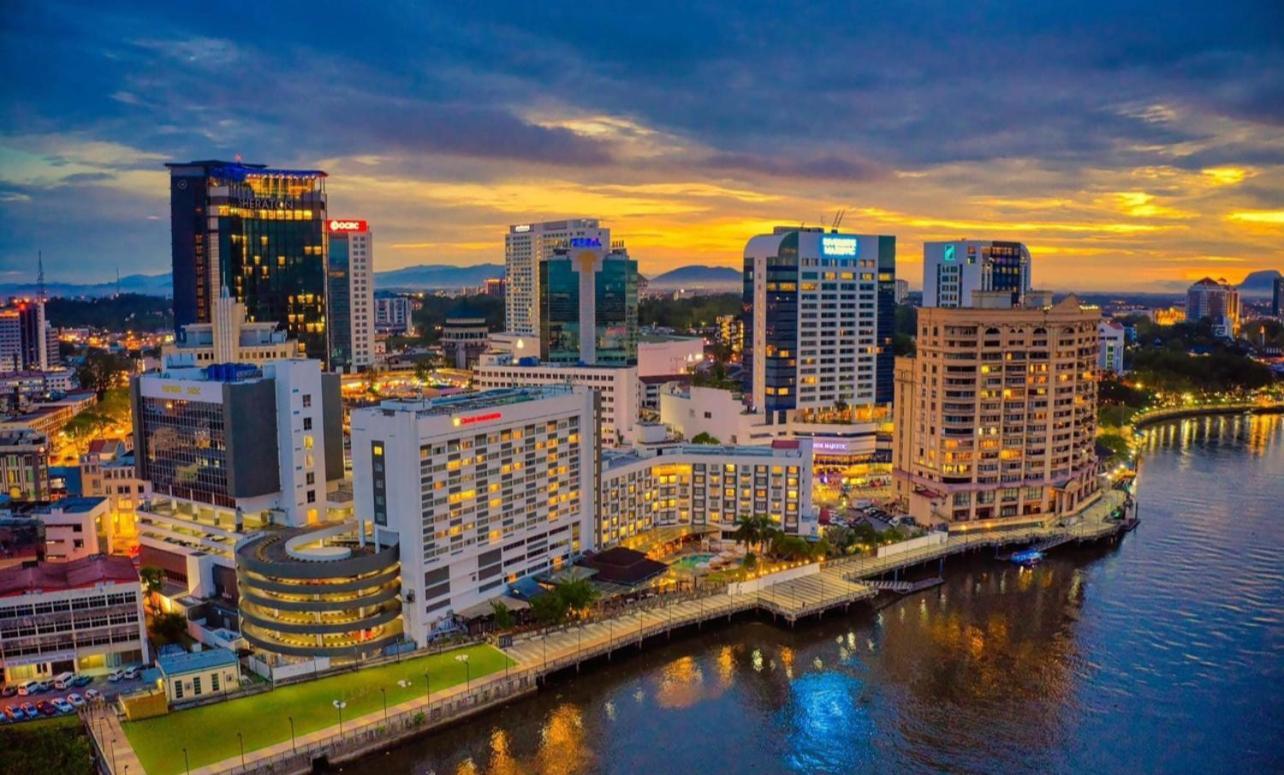 Riverbank Suites Waterfront Kuching Buitenkant foto