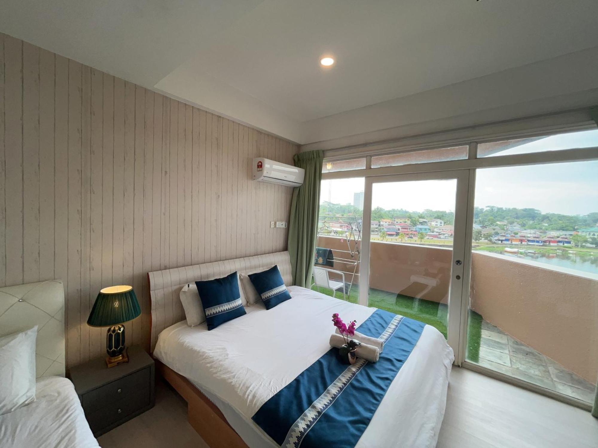 Riverbank Suites Waterfront Kuching Buitenkant foto